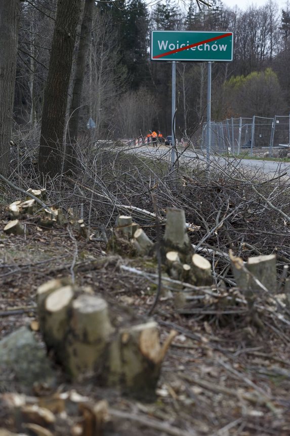 Rozjeżdżają drogę przez Popielówek