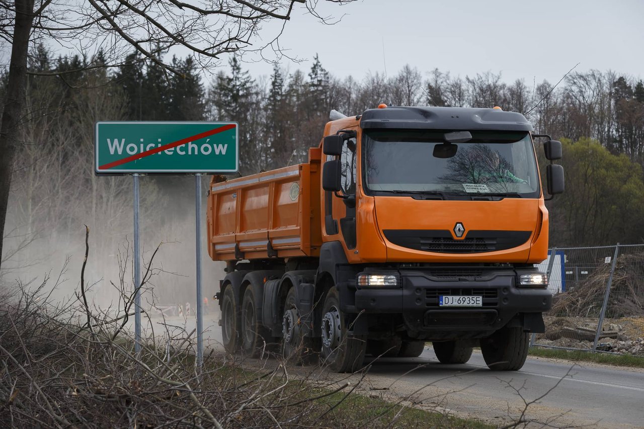 Rozjeżdżają drogę przez Popielówek