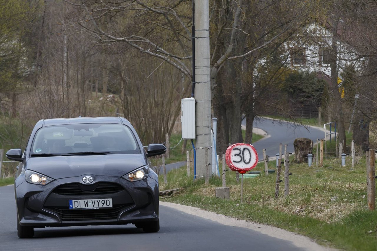 Rozjeżdżają drogę przez Popielówek
