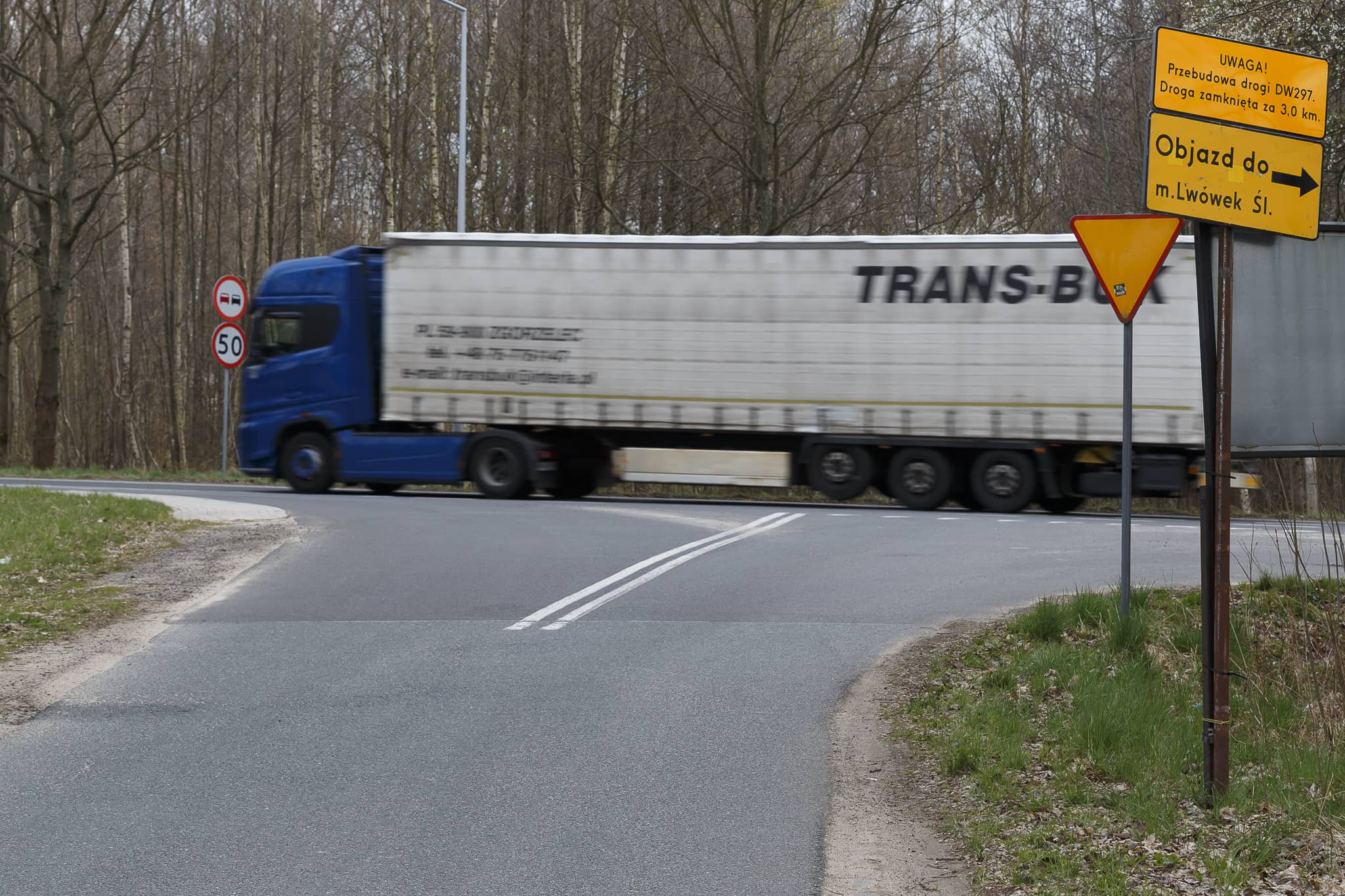 Rozjeżdżają drogę przez Popielówek