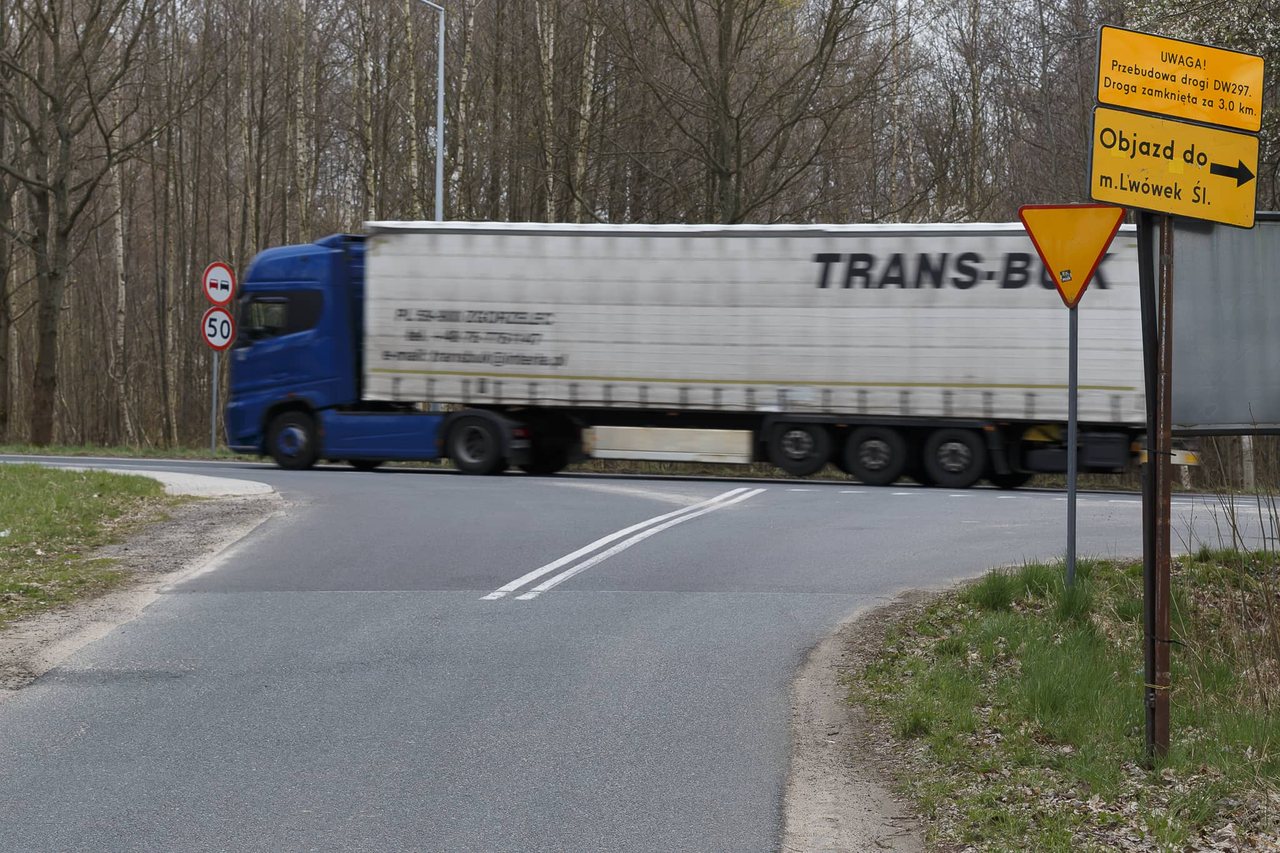 Rozjeżdżają drogę przez Popielówek