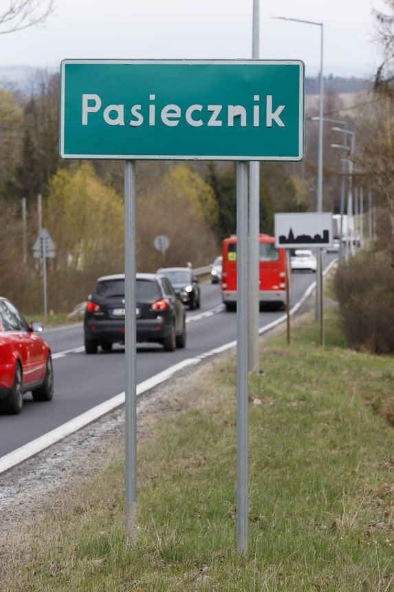 Rozjeżdżają drogę przez Popielówek