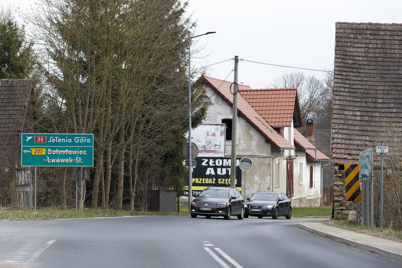 Rozjeżdżają drogę przez Popielówek