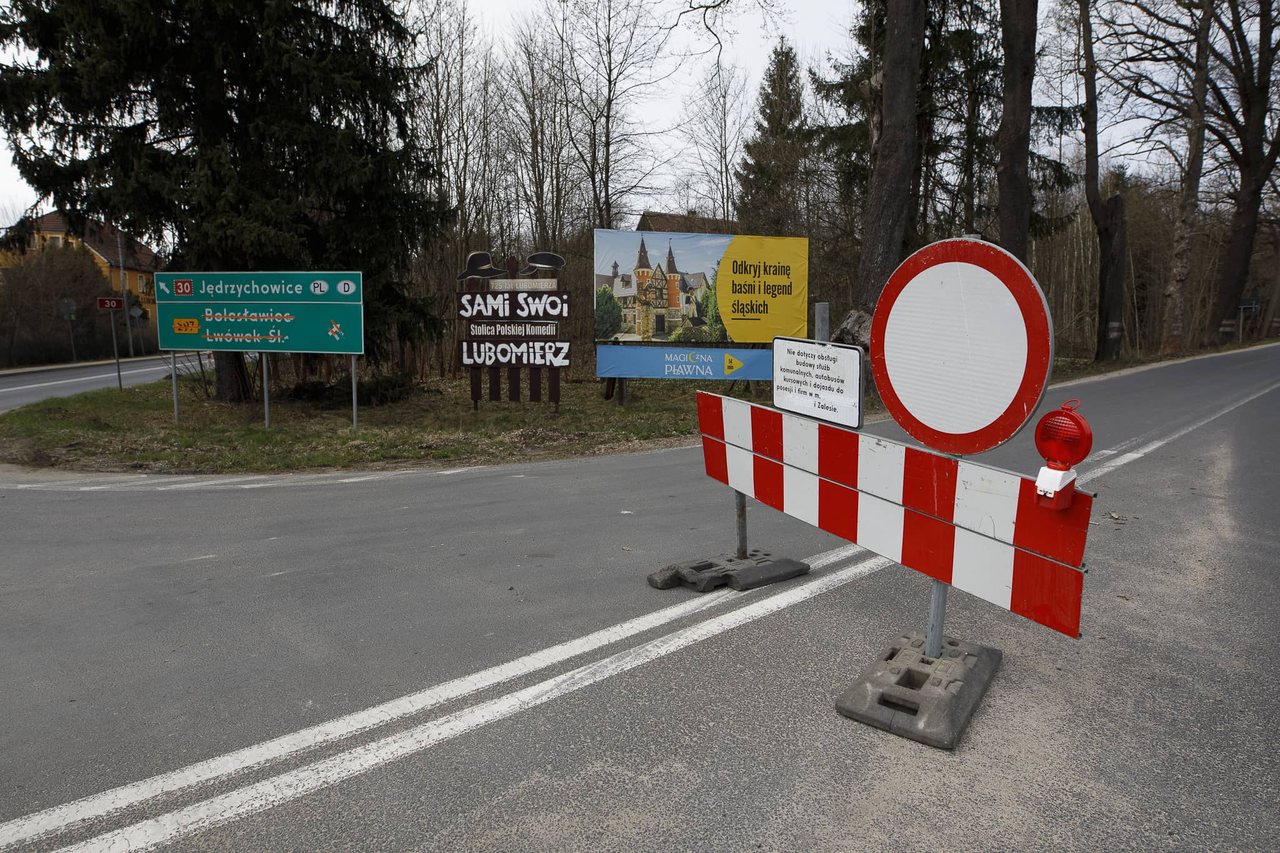 Rozjeżdżają drogę przez Popielówek