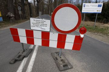 Rozjeżdżają drogę przez Popielówek