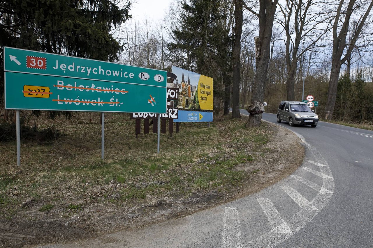 Rozjeżdżają drogę przez Popielówek