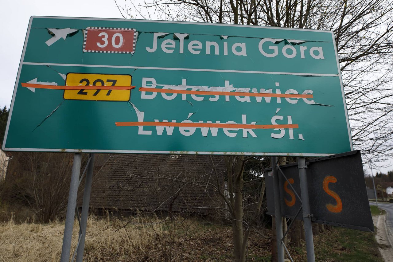 Rozjeżdżają drogę przez Popielówek