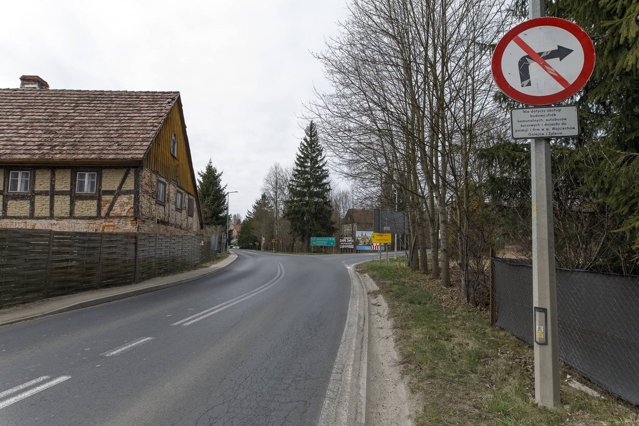 Rozjeżdżają drogę przez Popielówek