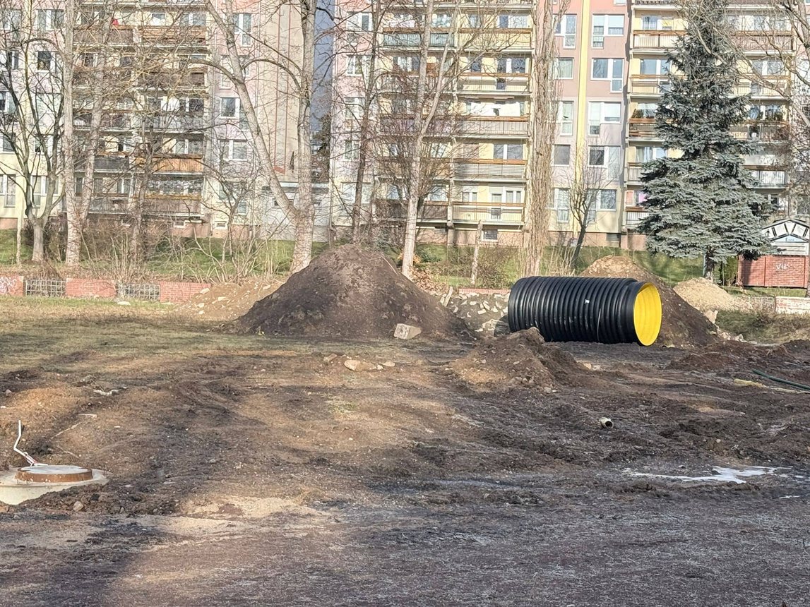 Budują nowe boiska przy "Jedenastce"