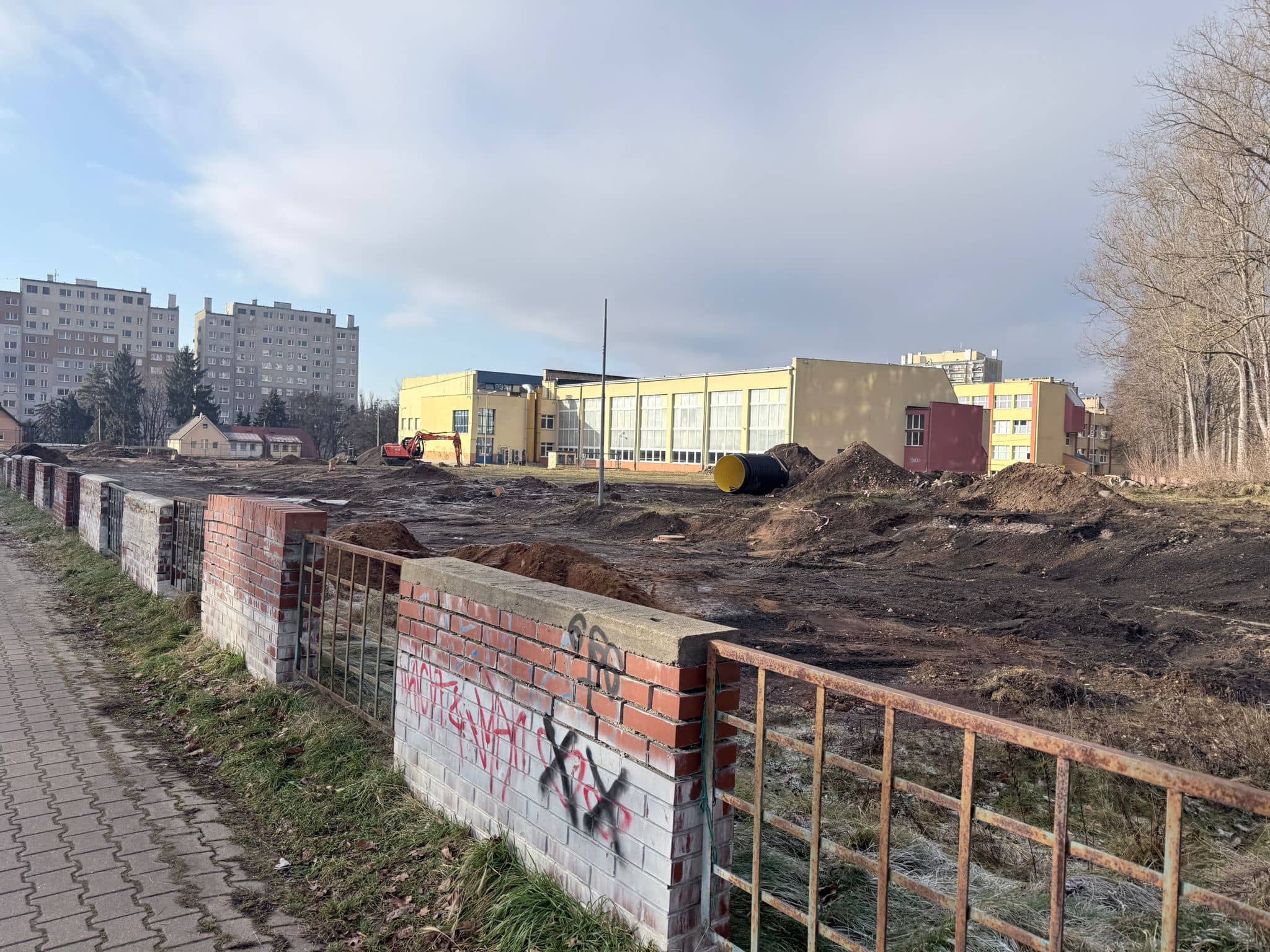 Budują nowe boiska przy "Jedenastce"
