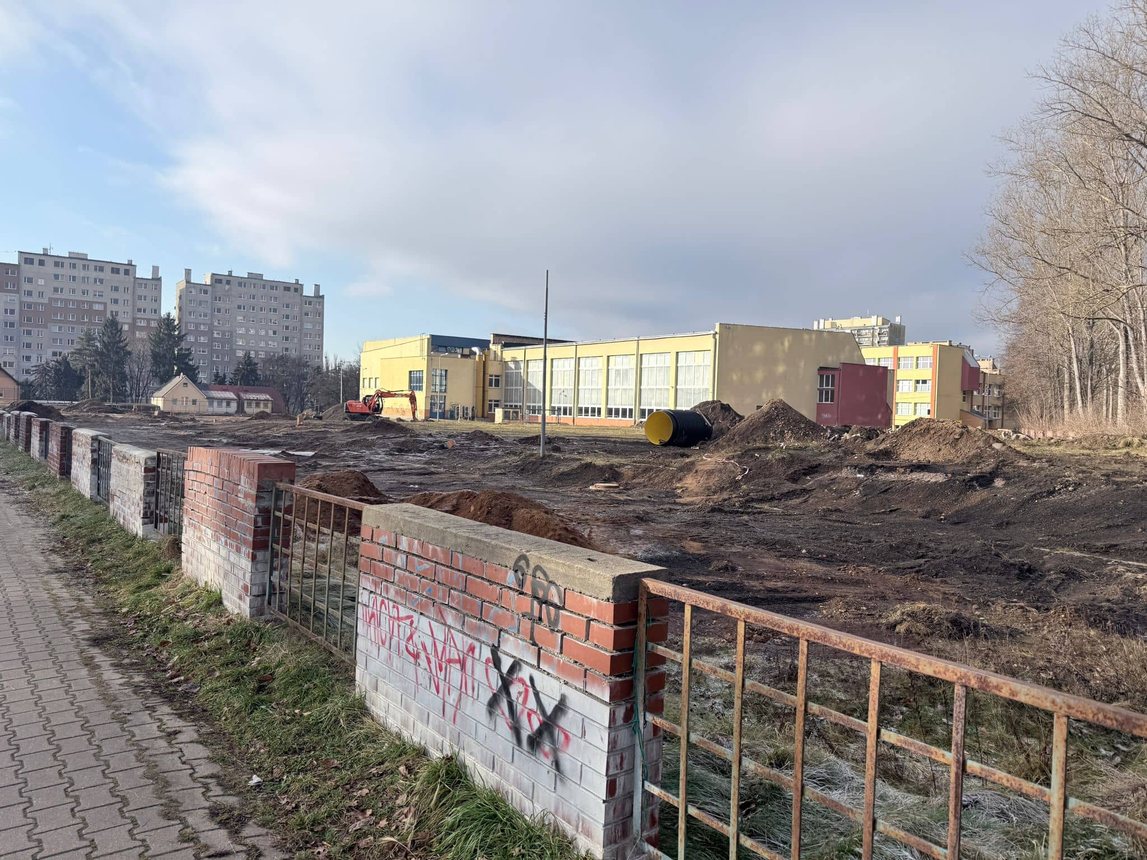 Budują nowe boiska przy "Jedenastce"