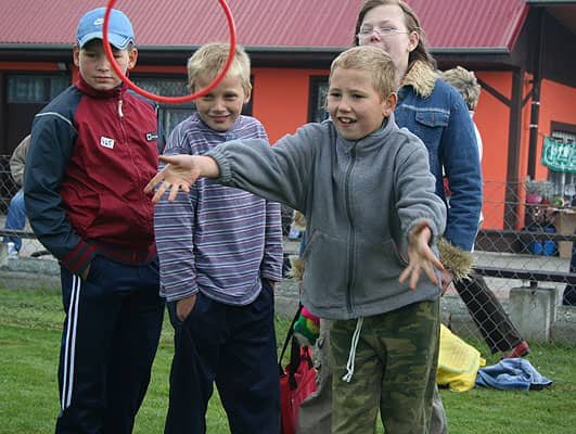 Rzucali ringiem i... kaloszem