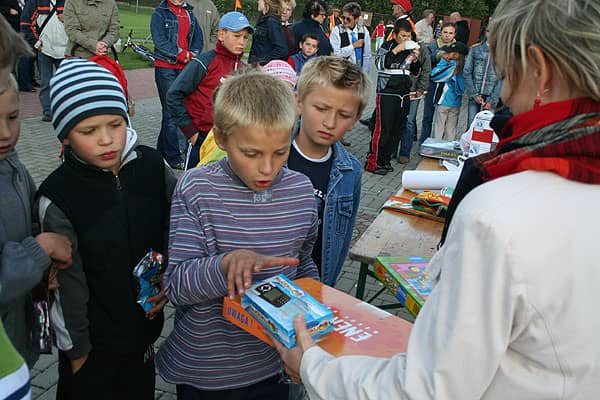 Rzucali ringiem i... kaloszem