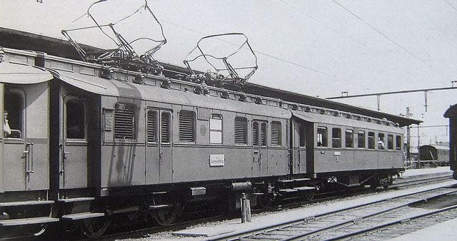 Taksówki i tramwaj, który za chwilę odjedzie w stronę Cieplic.