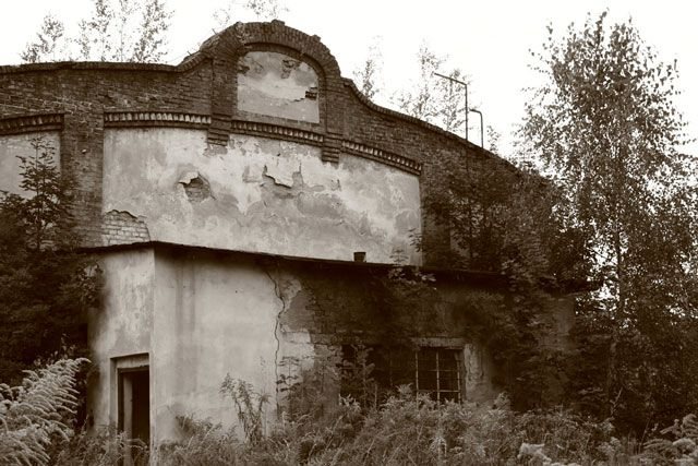 Z ruin obiektu nawet nie ma czego wynieść, bo wszystko już rozkradziono.