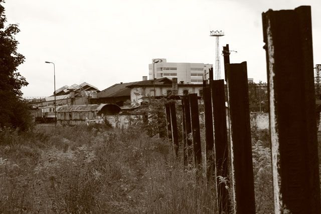 Ulica Krakowska. Uchowały się jeszcze sławojki, wygódki, z których nikt nie korzysta.