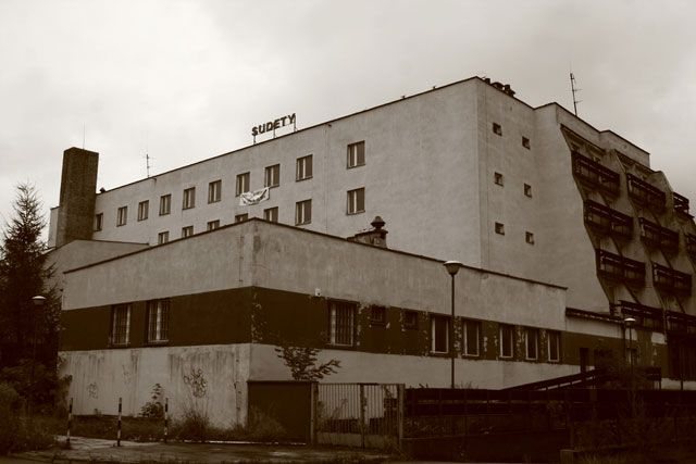 Dojazd do hotelu Sudety. Jedno, co się tu od lat nie zmieniło.
