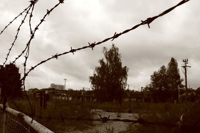 Zniszczone okolice ramp przy bocznicach między ul. W. Pola a Krakowską.