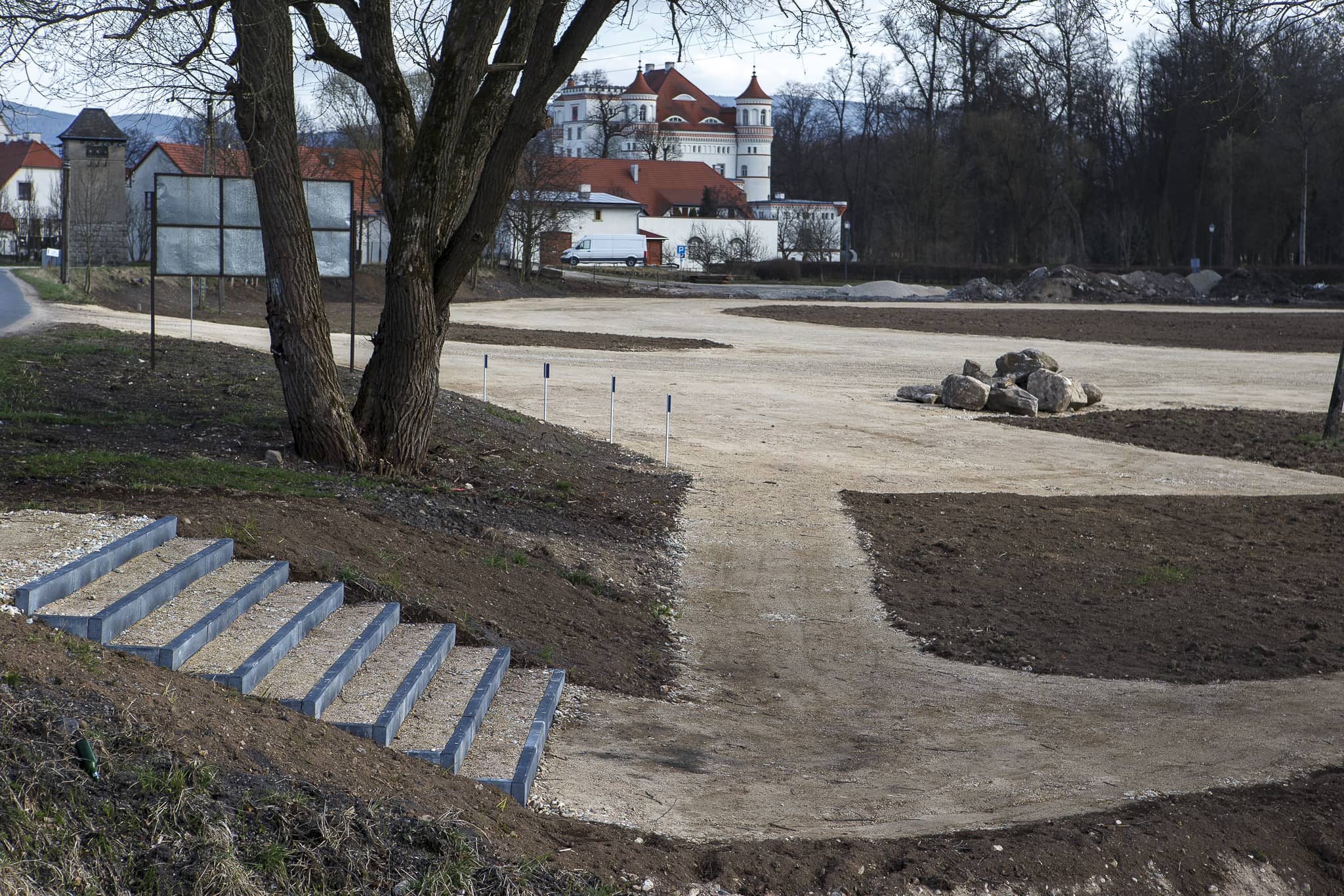 Parking przy pałacu już otwarty