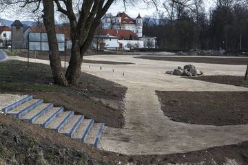 Parking przy pałacu już otwarty