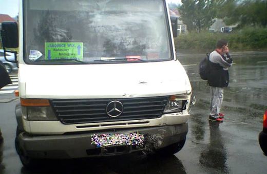 Bus Krychy po uderzeniu w autobus MZK.