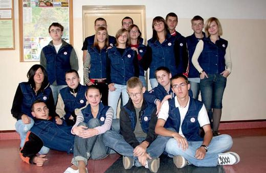 Trzecioklasiści z Gimnazjum nr 4 mają jednolite kamizelki.