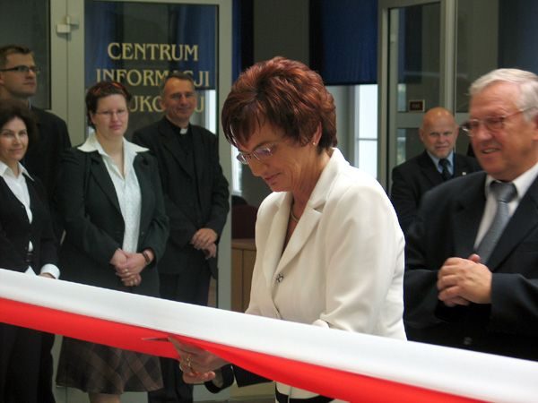 Ks. bp Stefan Regmunt przecina wstęgę symbolicznie otwierając nową placówkę.