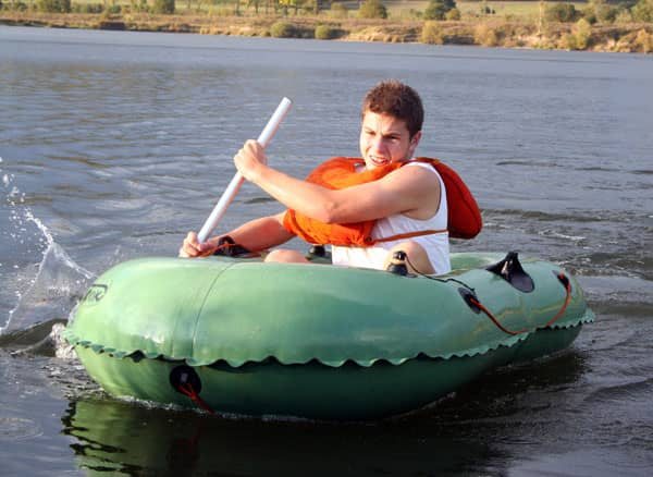 Igor Jagusiak – jeden z dwóch zwycięzców gry - podczas przeprawy pontonem.