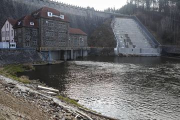 Zapora w rusztowaniach
