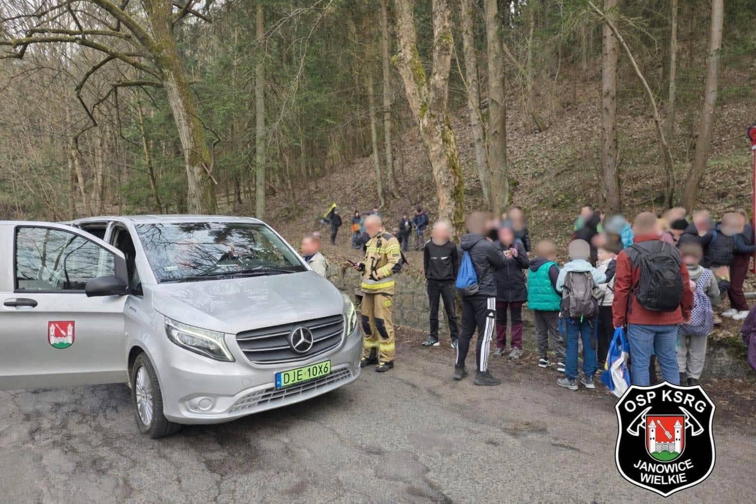 Autobus z dziećmi w rowie