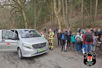 Autobus z dziećmi w rowie