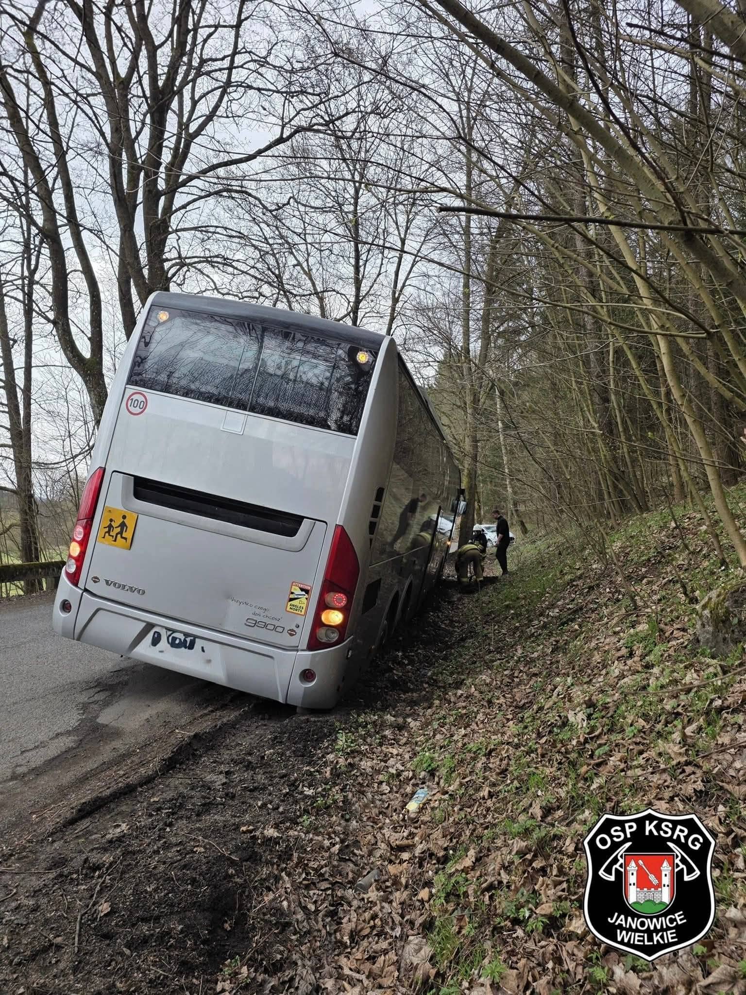 Autobus z dziećmi w rowie