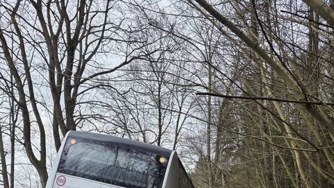 Autobus z dziećmi w rowie