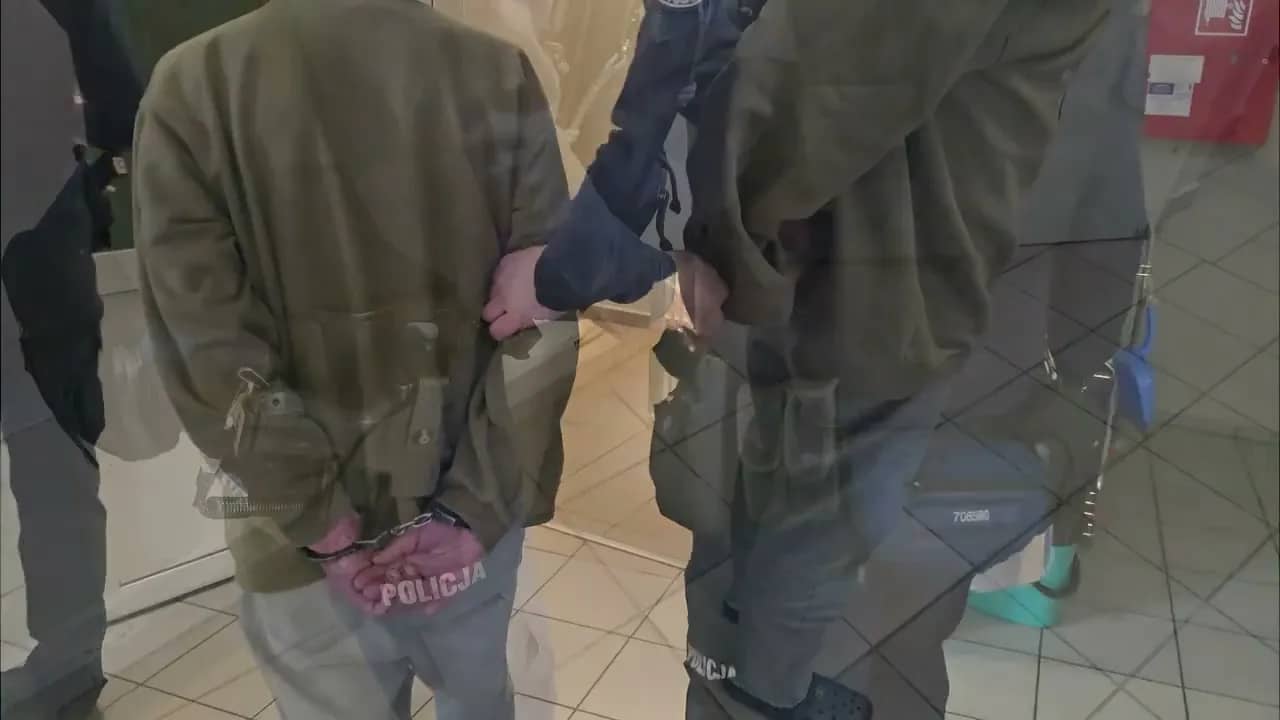 Cios nożem w brzuch podczas walki bezdomnych o materac
