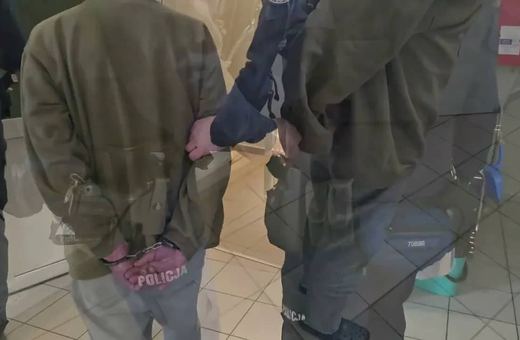 Cios nożem w brzuch podczas walki bezdomnych o materac