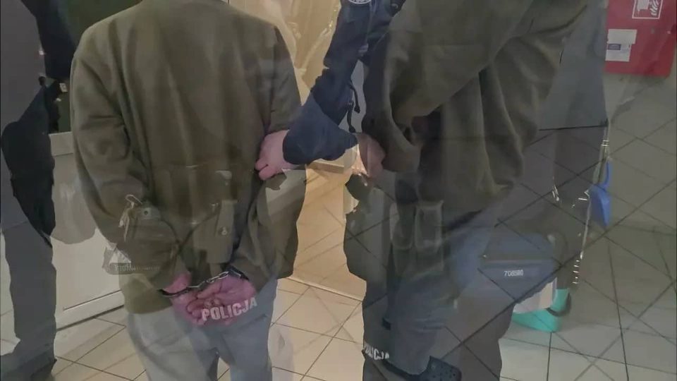 Cios nożem w brzuch podczas walki bezdomnych o materac
