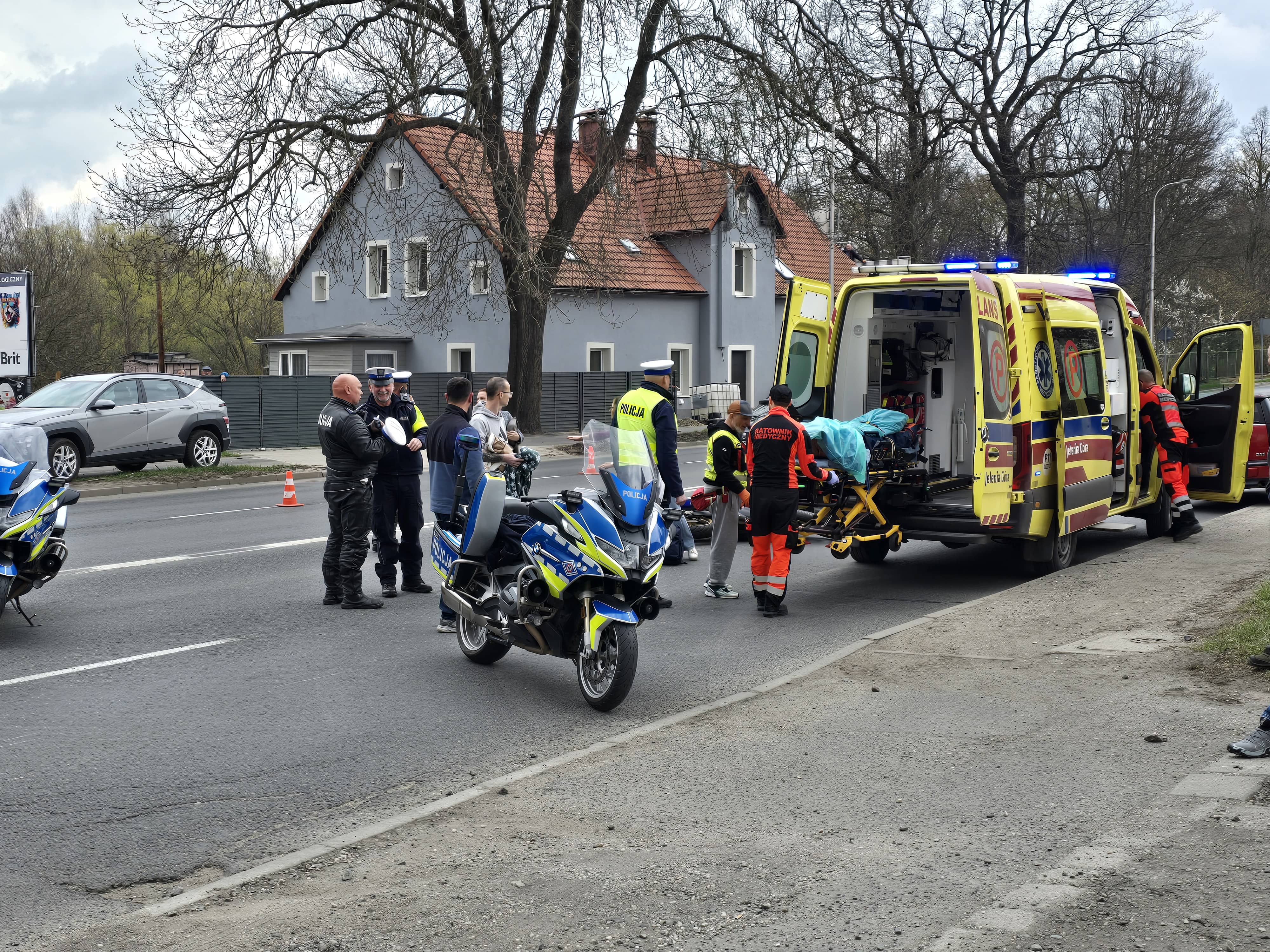 18–letnia motocyklistka, unikając zderzenia, wzorcowo "położyła" motocykl na ulicy