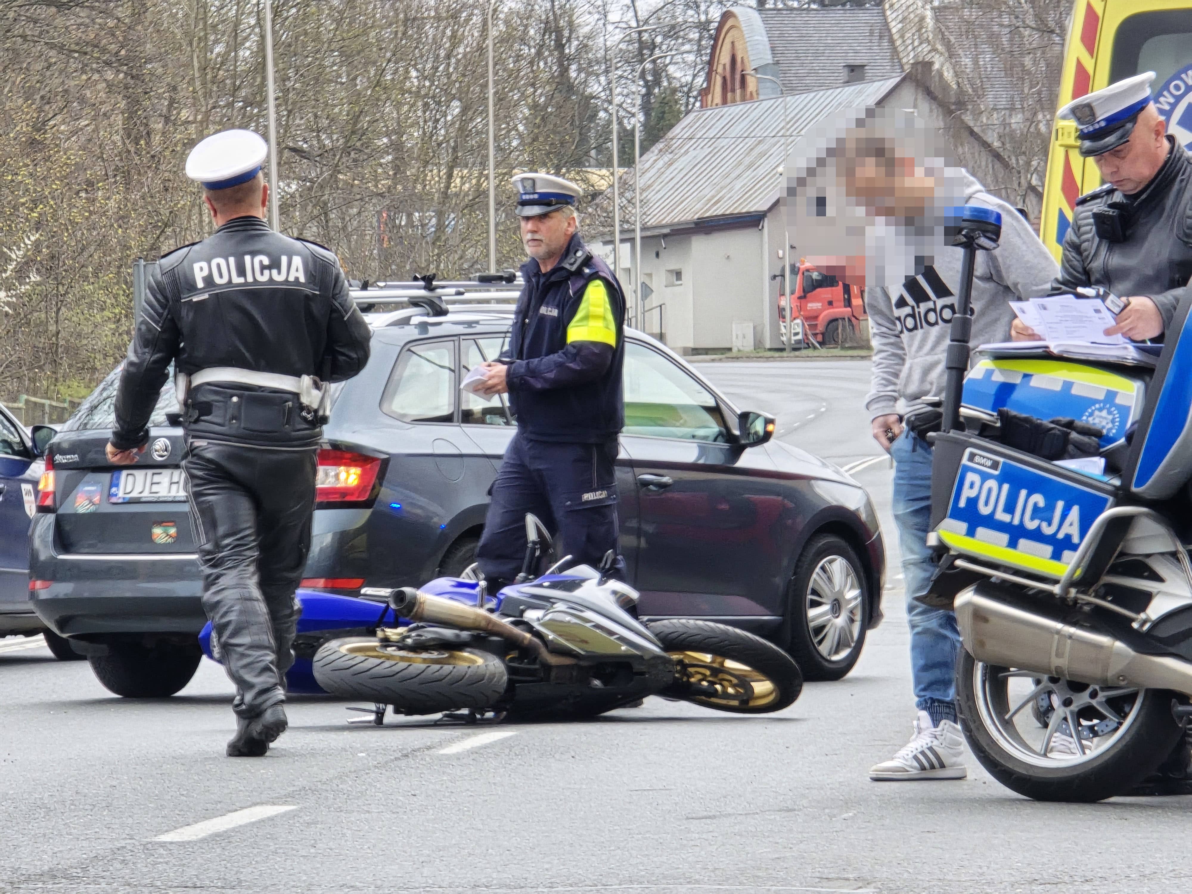 18–letnia motocyklistka, unikając zderzenia, wzorcowo "położyła" motocykl na ulicy