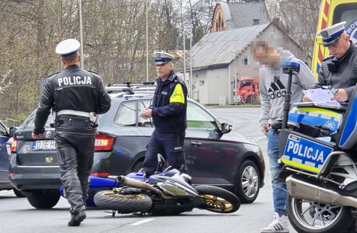 18–letnia motocyklistka, unikając zderzenia, wzorcowo "położyła" motocykl na ulicy