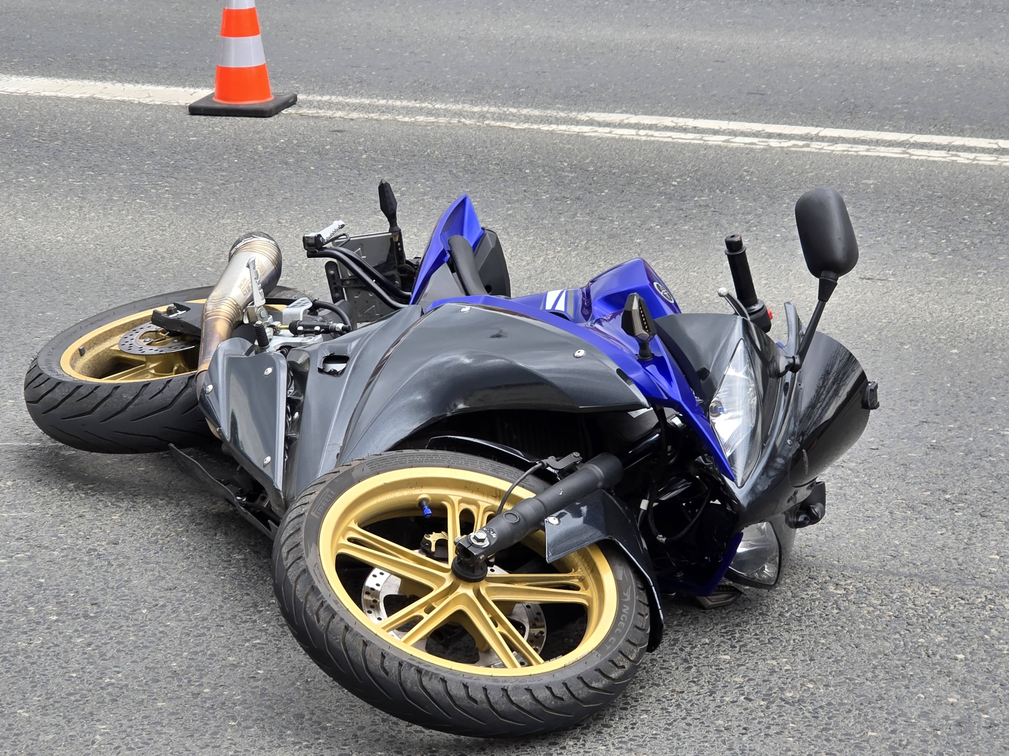 18–letnia motocyklistka, unikając zderzenia, wzorcowo "położyła" motocykl na ulicy