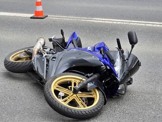 18–letnia motocyklistka, unikając zderzenia, wzorcowo "położyła" motocykl na ulicy