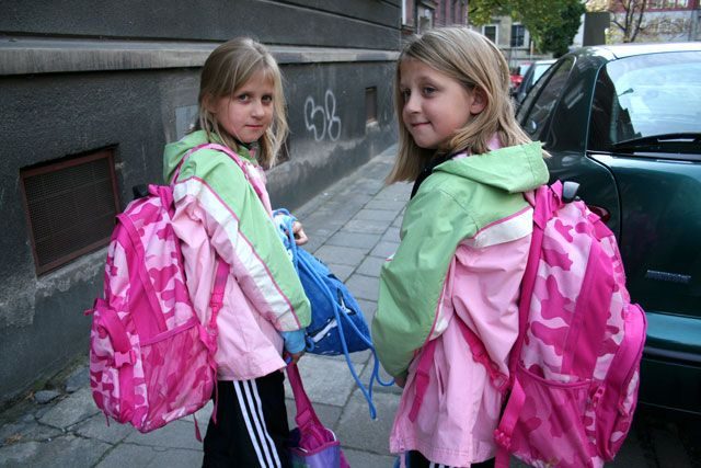 Dominika i Daria Paszkowskie zapewniają, że nie mają nic niepotrzebnego w swoich plecakach.