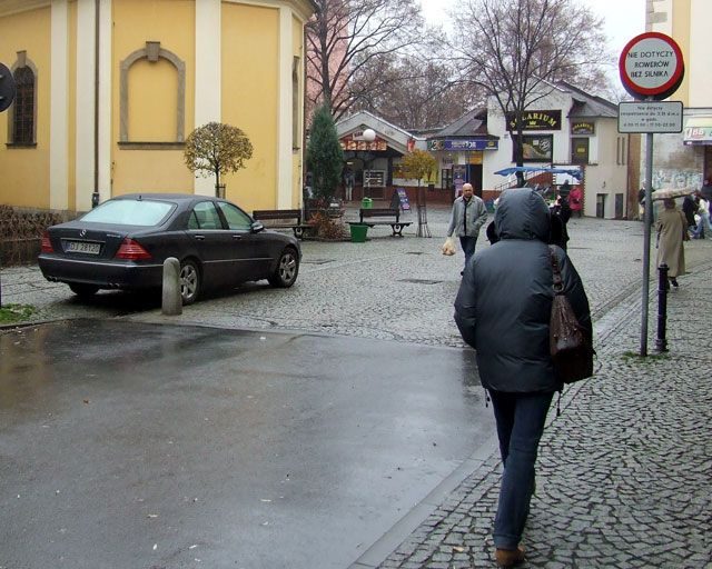 Pachołki nie utrudniają wjazdu na pieszy trakt
