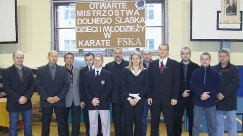 Otwarte Mistrzostwa Dolnego Śląska Dzieci i Młodzieży w Karate FSKA. Od lewej stoją: Robert Cymerman 1 dan, Robert Banach 1 dan, dr Jan Supiński 2 dan, Rafał Wołowski, Andrzej Kost