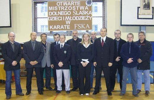 Otwarte Mistrzostwa Dolnego Śląska Dzieci i Młodzieży w Karate FSKA. Od lewej stoją: Robert Cymerman 1 dan, Robert Banach 1 dan, dr Jan Supiński 2 dan, Rafał Wołowski, Andrzej Kost