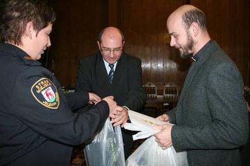 Młodzi rysując walczą z nałogiem