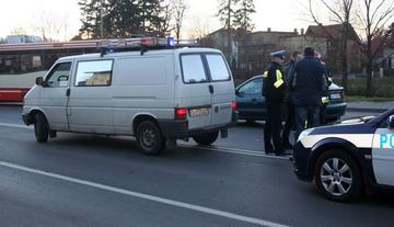 Potrąciła na zielonym, bo oślepiło ją słońce