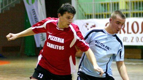 Marcin Pacan (z lewej) był największą gwiazdą I kolejki I ligi MOS w futsalu