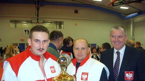 Marcin Nowosielski (z lewej) z okazałym trofeum za zdobycie Pucharu Świata