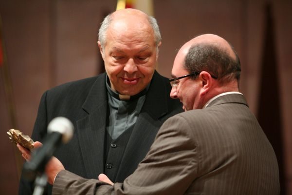 Ks. Jerzy Gniatczyk otrzymuje symboliczną statuetkę od Marka Obrębalskiego, prezydenta Jeleniej Góry.